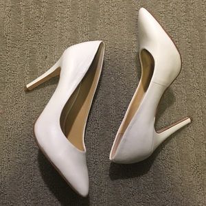 Gianni Bini White Pumps! Size 6